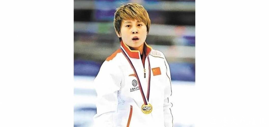 王濛解说再度出圈，直言混合速滑队失金太遗憾，她提及四年前德国赛孙龙失误被送回地方队，强调年轻队员要敢拼敢闯才有未来