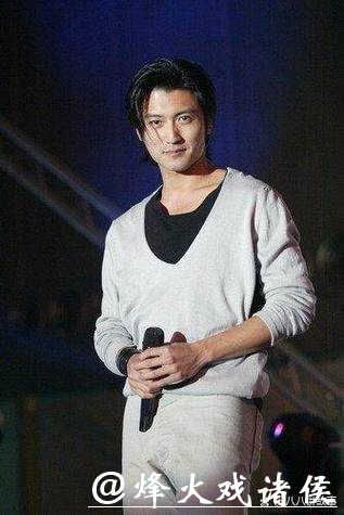 谢霆锋顶着一头亮黄毛走上红毯，王菲挽着他胳膊，两人像散步一样晃进镜头