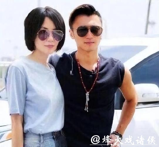 谢霆锋顶着一头亮黄毛走上红毯，王菲挽着他胳膊，两人像散步一样晃进镜头