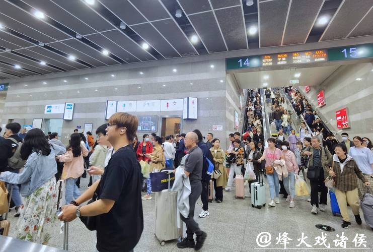 铁路上海站今日迎来客流高峰，预计发送旅客72.3万人次